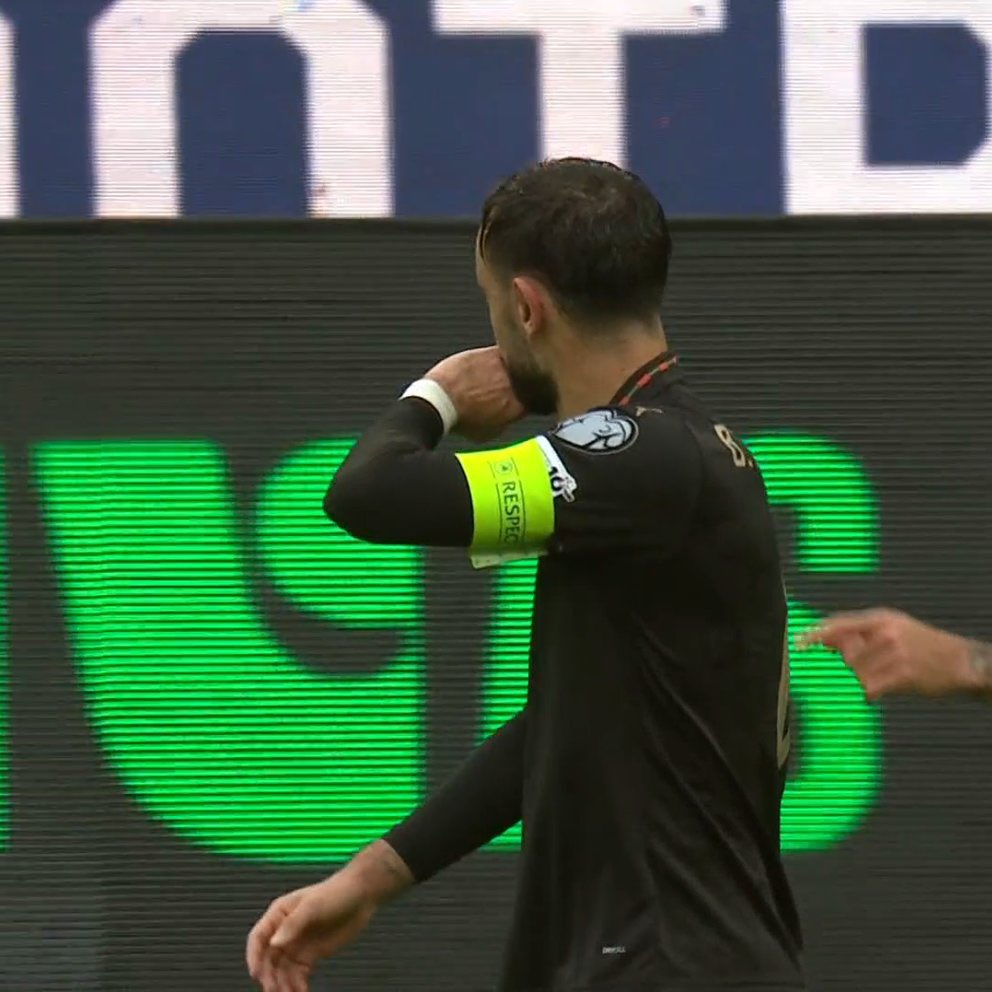 برونو فيرنانديز هاتريك وتألق مُستمر، لا جديد منذ قدومه لليونايتد وهو في خُطى ثابته- متصاعدة..

في كل مباراة يترك بصمتة، ويجعل من حوله أفضل!

واليوم أوّل هاتريك دولي 🖤🇵🇹