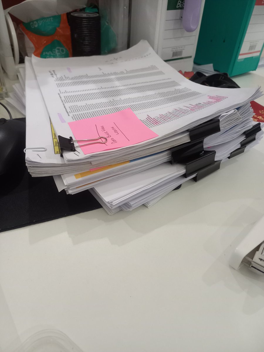 litttlepie's tweet photo. Gak pernah ngelanjutin AU bukan karena malas, bisa jadi karena authornya lagi STRESSSS jd budak corporate 8.30-18.00,,,,asisten GM yg dikit2 "ki, tolong ini yaa" "ki, tolong approve ini yaaaa" rewelnya ngalah ngalahin bayiiii 😭😭😭🙏🏻🙏🏻🙏🏻 https://t.co/q8YQpbBstL
