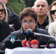 SINAV

Harbiye'de, Cumhurbaşkanı geçecek diye kurulan barikata itiraz ettiği için, tekme tokat gözaltına alınıp tutuklanan Eda Saraç’ın annesi Belma Saraç’ın sözleri özetliyor günümüzü:

“Bu bir vicdan sınavıdır.
Bu sınavda kim susarsa adaletsizliği büyütecek,
Kim konuşursa, ses