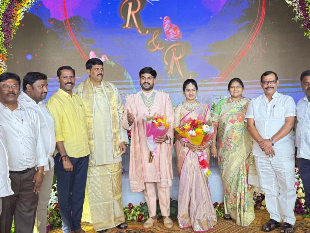 Pallasrinivas4u's tweet image. రాష్ట్ర అధ్యక్షులు, గాజువాక ఎమ్మెల్యే శ్రీ పల్లా శ్రీనివాసరావు గారు... బాపట్ల ఎమ్మెల్యే శ్రీ వేగేశన నరేంద్ర వర్మ గారి కుమారుడు వేగేశన రాకేష్ వర్మ &amp;amp; రూపా నాగదేవికల వివాహ రిసెప్షన్ మహోత్సవంలో పాల్గొని వధూవరులను ఆశీర్వదించారు.

#PallaSrinivasaRao
#TDPStatePresident…