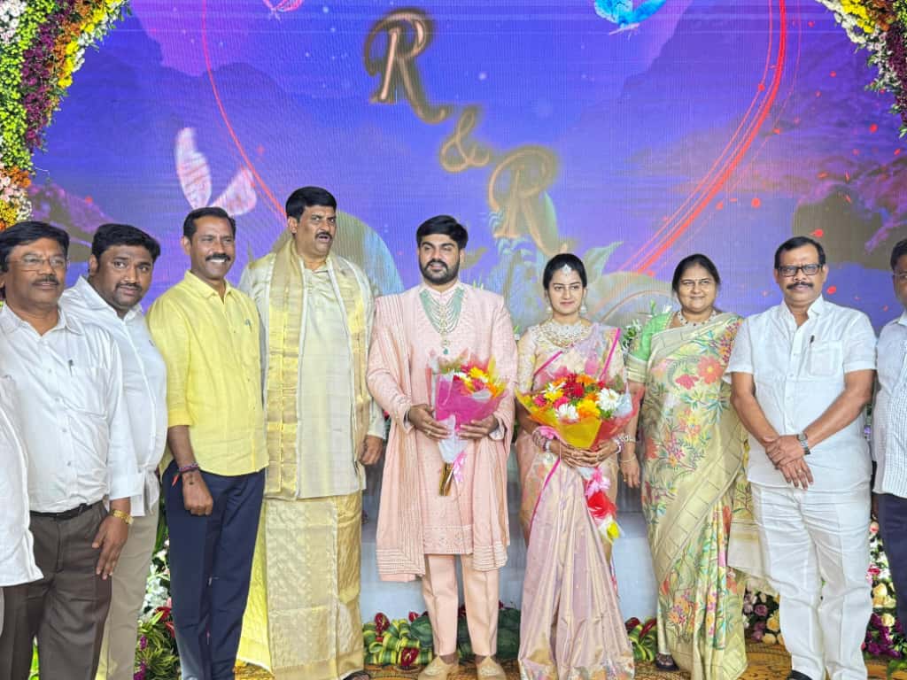 Pallasrinivas4u's tweet image. రాష్ట్ర అధ్యక్షులు, గాజువాక ఎమ్మెల్యే శ్రీ పల్లా శ్రీనివాసరావు గారు... బాపట్ల ఎమ్మెల్యే శ్రీ వేగేశన నరేంద్ర వర్మ గారి కుమారుడు వేగేశన రాకేష్ వర్మ &amp;amp; రూపా నాగదేవికల వివాహ రిసెప్షన్ మహోత్సవంలో పాల్గొని వధూవరులను ఆశీర్వదించారు.

#PallaSrinivasaRao
#TDPStatePresident…