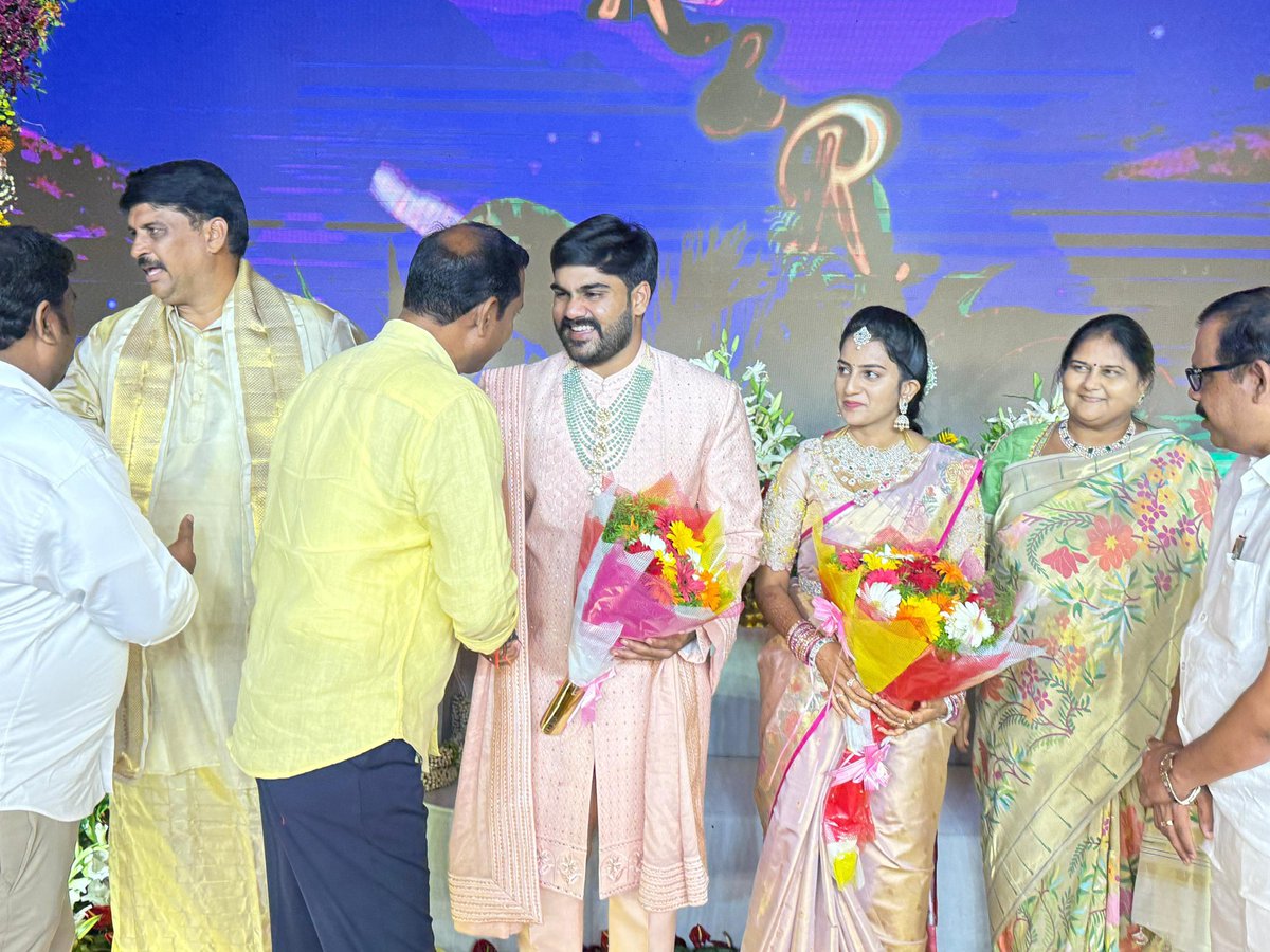 Pallasrinivas4u's tweet image. రాష్ట్ర అధ్యక్షులు, గాజువాక ఎమ్మెల్యే శ్రీ పల్లా శ్రీనివాసరావు గారు... బాపట్ల ఎమ్మెల్యే శ్రీ వేగేశన నరేంద్ర వర్మ గారి కుమారుడు వేగేశన రాకేష్ వర్మ &amp;amp; రూపా నాగదేవికల వివాహ రిసెప్షన్ మహోత్సవంలో పాల్గొని వధూవరులను ఆశీర్వదించారు.

#PallaSrinivasaRao
#TDPStatePresident…