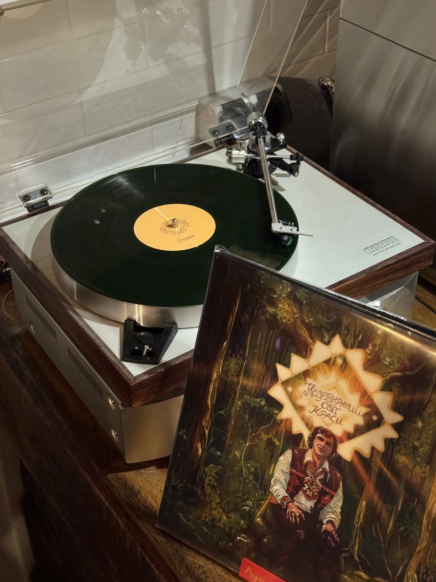 volodingram's tweet image. Сьогодні у світ кави вечір прослуховування вінілу, не міг не принести перевидання Назарія Яремчука «Незрівнянний світ краси».
Так потішно спостерігати за реакцією гостей, всі так прислуховувалися, вислуховувалися і певен, кожен щось згадав приємне під ці пісні ❤️