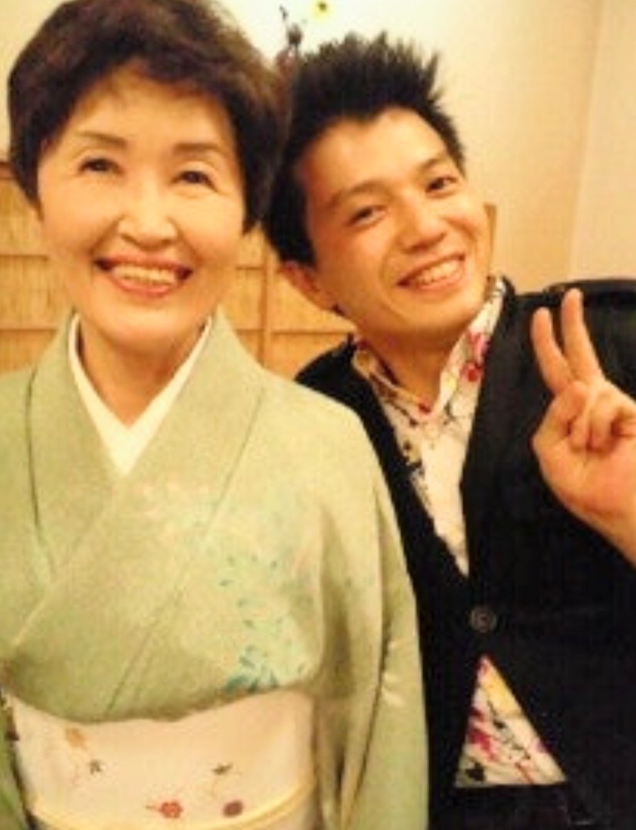 【なつかし写真館8】2011年「よみがえる歌声」（ワイズ出版）を出版。そのキッカケは、たまたまバッタリ出会った、神楽坂浮子さんのご縁から。スナックでサシで「十九の春」を歌って下さったのが私の宝物。そして、鰻を食べに行ったり買い物に行ったり、デート？したのも懐かしい思い出です（たけ平）
