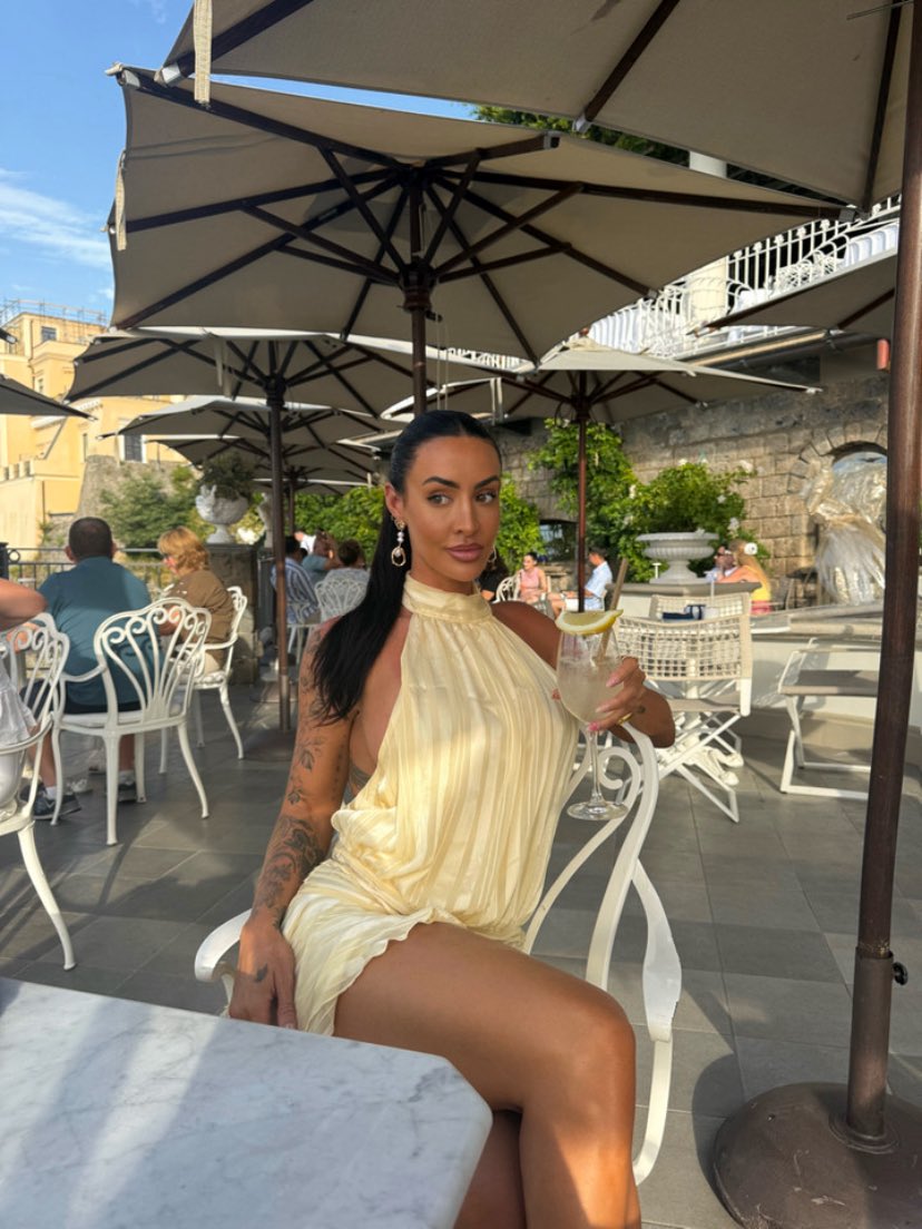 PrettyMargaretB's tweet image. Morning glow activated… my skin soft, my body irresistible, and my outfit hugging every curve just right. I’m stepping into the day looking delicious and dangerous. Admire me… the view is even sweeter up close. 💋✨🌞 #FMTY