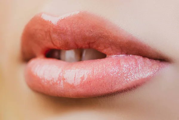 Aux sourires, les lèvres s'accommodent, sensuel et délicat vernis de plaisir.