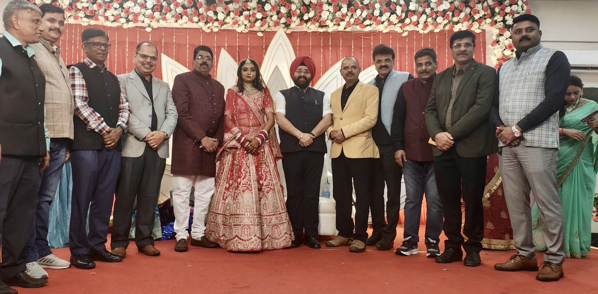 साकची स्थित बारी मैदान क्लब हाउस में हमारे पुराने सहयोगी मित्र एवं वरिष्ठ पत्रकार , बड़े भाई श्री अरुण कुमार प्रसाद जी की सुपुत्री के विवाह समारोह में शामिल होकर नवदंपति सृष्टि व आशुतोष को हार्दिक शुभकामनाएं दीं।

ईश्वर से प्रार्थना है कि दोनों का वैवाहिक जीवन प्रेम, सौहार्द और