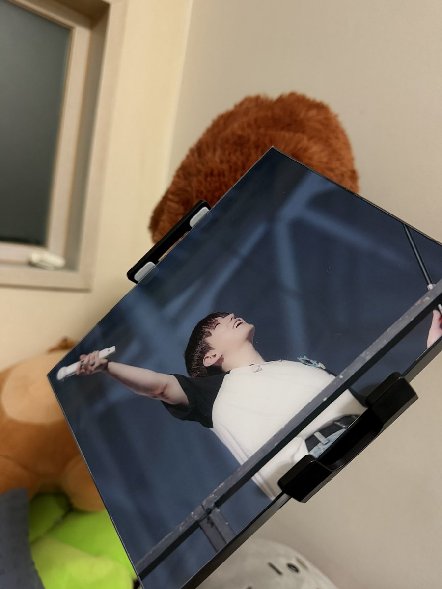 Cho_TTo_sul's tweet image. 주인 없는 집에 
몬베베 친구들이 왔다가면 생기는일 ㅋㅋ

기현이가 내침대에..?
아 너무 웃겨ㅠ 누워서 기현이 보라고 꽂아놓으심