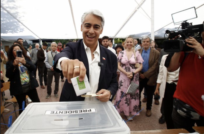<a href="/marcoporchile/">Marco Enríquez-Ominami</a> Marco Enríquez-Ominami: "Hoy no podemos dejarnos manipular".
Votemos con verdad, convicción y rebeldía para que el Chile injusto cambie de verdad.

#Presidenciales2025 #Elecciones2025