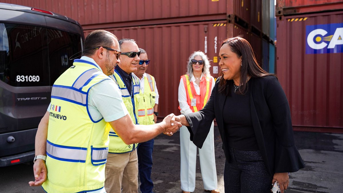 DeptEstadoPR's tweet image. La secretaria @RosachelyRivera confirmó hoy la salida hacia Kingston de 14 vagones de 40 pies cargados a capacidad con la ayuda humanitaria recogida en los cinco centros de acopio alrededor de la isla. 

¡Gracias a todos los que nos apoyaron! 🫶🏽