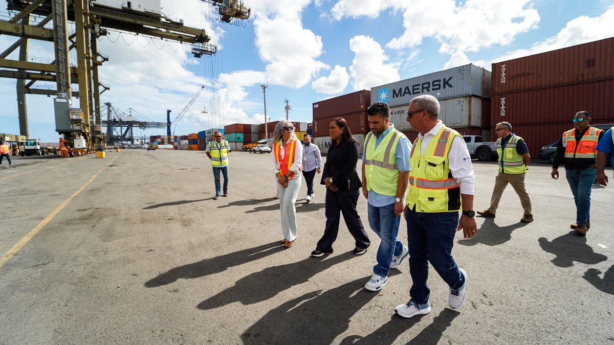 DeptEstadoPR's tweet image. La secretaria @RosachelyRivera confirmó hoy la salida hacia Kingston de 14 vagones de 40 pies cargados a capacidad con la ayuda humanitaria recogida en los cinco centros de acopio alrededor de la isla. 

¡Gracias a todos los que nos apoyaron! 🫶🏽