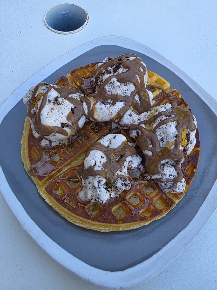 cornedupreez1's tweet image. Sondag middag #waffles op die stoep😋