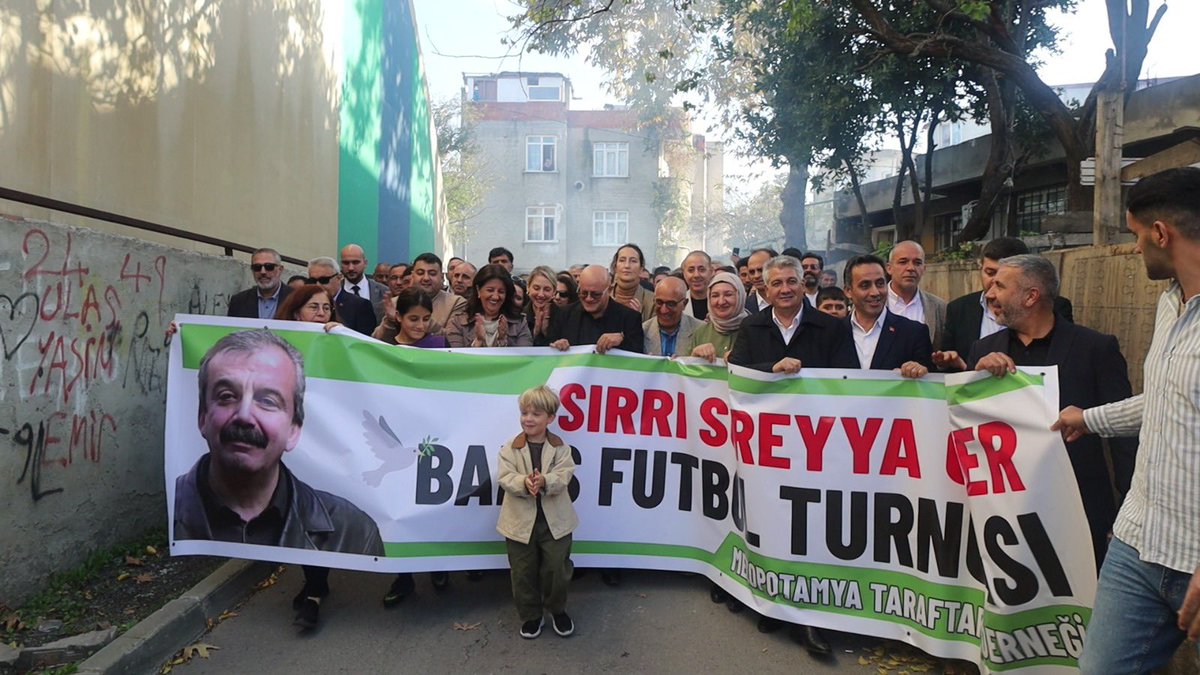 cerenonder_'s tweet image. Bugün kıymetli Mezopotamya Taraftarlar Derneği’nin emeği ile organize edilen Sırrı Süreyya Önder Barış Futbol Turnuvası’nın açılış maçına katıldık. Cano da bizimleydi ve çok heyecanlandı. Belki de en çok onun için unutulmaz bir anı oldu. Düşünen herkesin yüreğine sağlık. 😊…