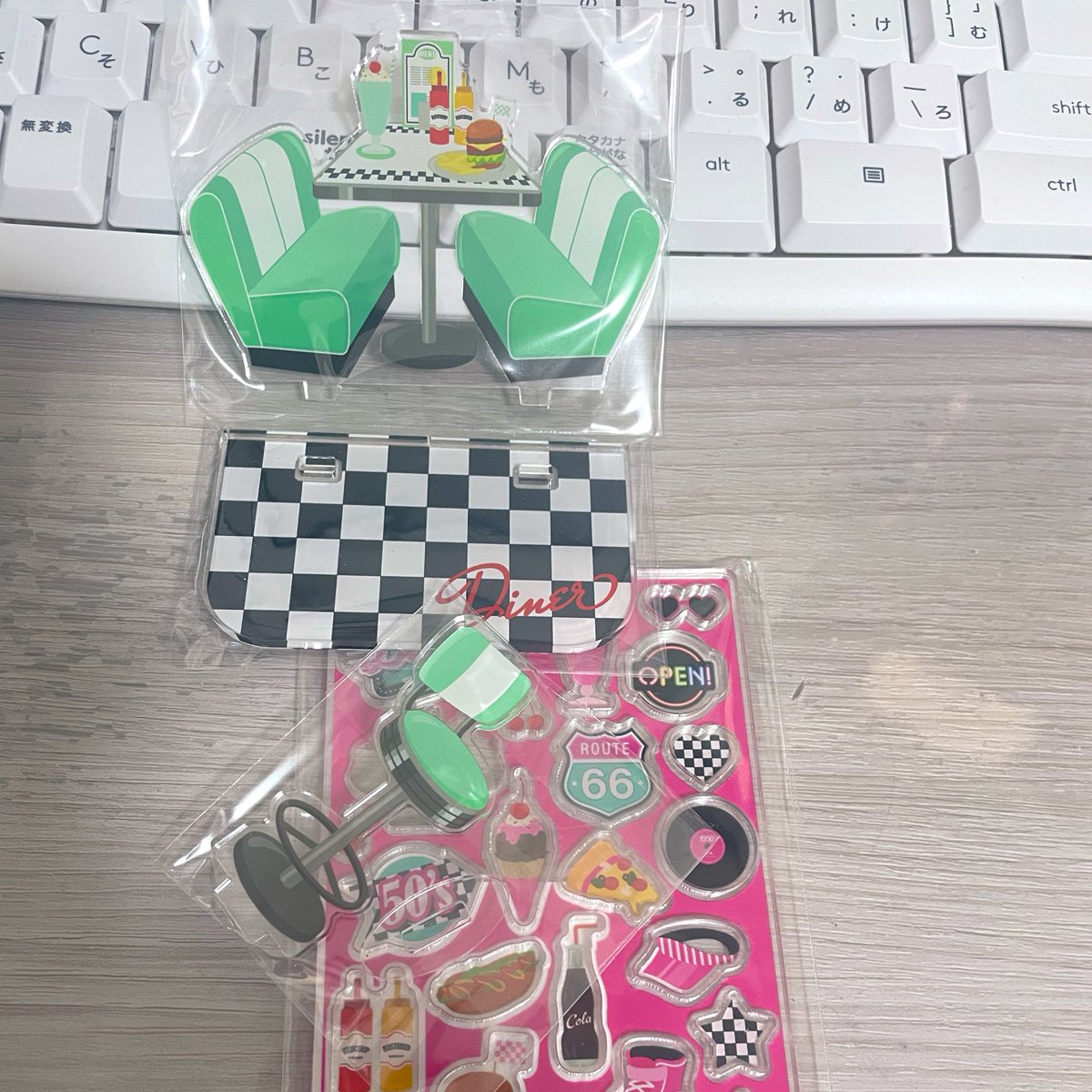 手元にアメリカンダイナーのミニジオラマがあるのですが、緑でしてね