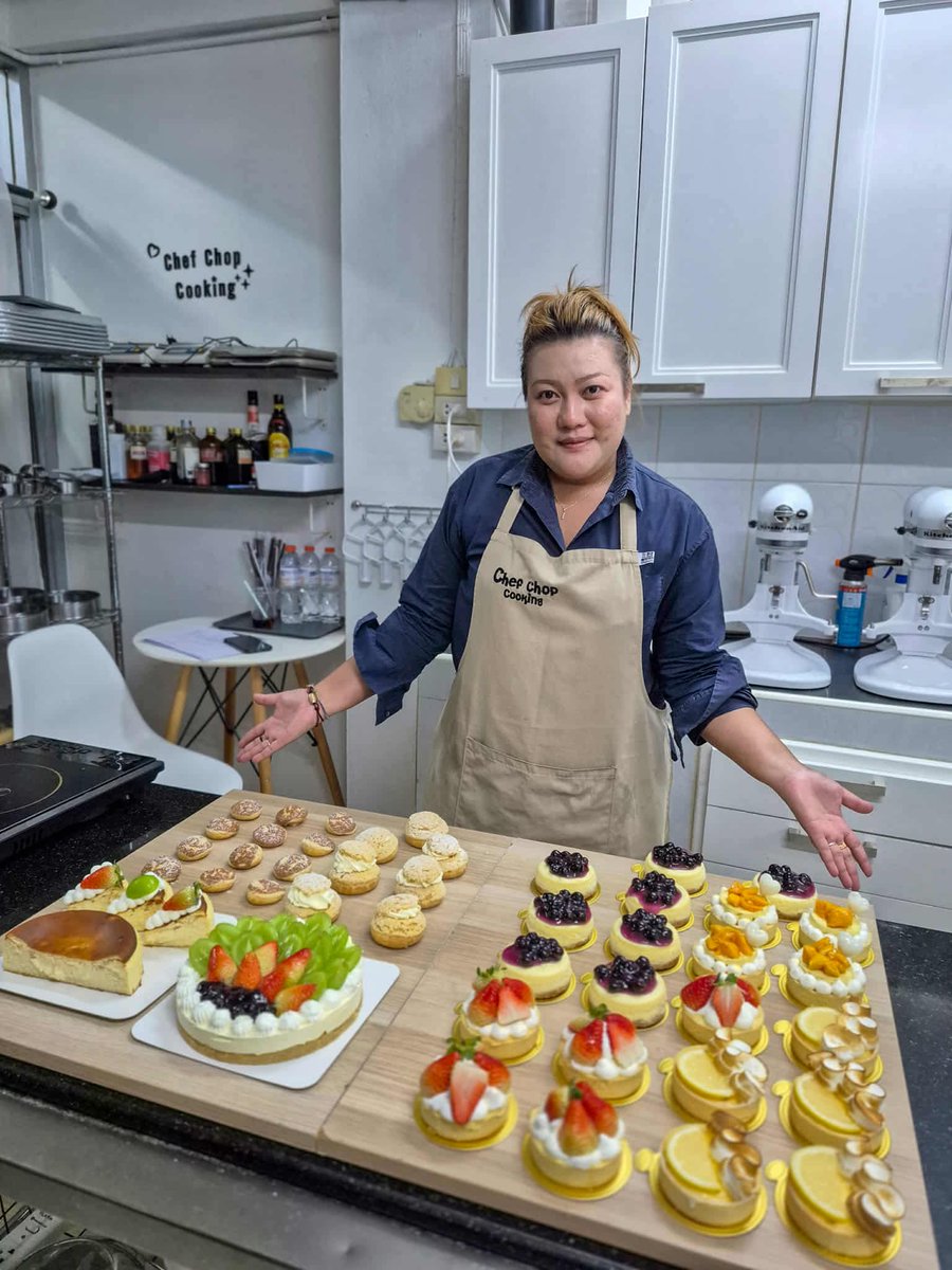 chefchopcooking's tweet image. จัดไป 3 workshop class เบาๆ เชฟขอขอบคุณนักเรียน เดินทางไกลมาจากต่างจังหวัด เพื่อมาเรียนกับเชฟโดยเฉพาะ🙏

ของเราจะเป็นคลาสไพรเวท ได้ลงมือทำเองทุกขั้นตอน เหมาะสำหรับคนที่อยากทำเป็นจริงๆ
สอนทั้งวิธีการเลือกใช้วัตถุดิบ เทคนิคทำเค้กให้ถูกวิธี และได้เค้กแสนอร่อยกลับบ้าน😁