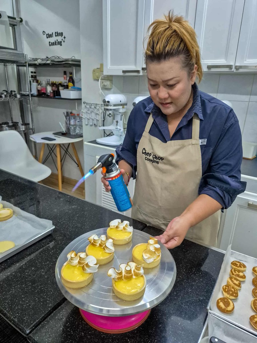 chefchopcooking's tweet image. จัดไป 3 workshop class เบาๆ เชฟขอขอบคุณนักเรียน เดินทางไกลมาจากต่างจังหวัด เพื่อมาเรียนกับเชฟโดยเฉพาะ🙏

ของเราจะเป็นคลาสไพรเวท ได้ลงมือทำเองทุกขั้นตอน เหมาะสำหรับคนที่อยากทำเป็นจริงๆ
สอนทั้งวิธีการเลือกใช้วัตถุดิบ เทคนิคทำเค้กให้ถูกวิธี และได้เค้กแสนอร่อยกลับบ้าน😁