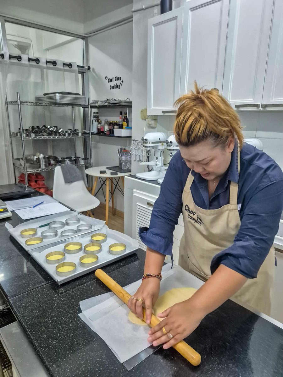 chefchopcooking's tweet image. จัดไป 3 workshop class เบาๆ เชฟขอขอบคุณนักเรียน เดินทางไกลมาจากต่างจังหวัด เพื่อมาเรียนกับเชฟโดยเฉพาะ🙏

ของเราจะเป็นคลาสไพรเวท ได้ลงมือทำเองทุกขั้นตอน เหมาะสำหรับคนที่อยากทำเป็นจริงๆ
สอนทั้งวิธีการเลือกใช้วัตถุดิบ เทคนิคทำเค้กให้ถูกวิธี และได้เค้กแสนอร่อยกลับบ้าน😁