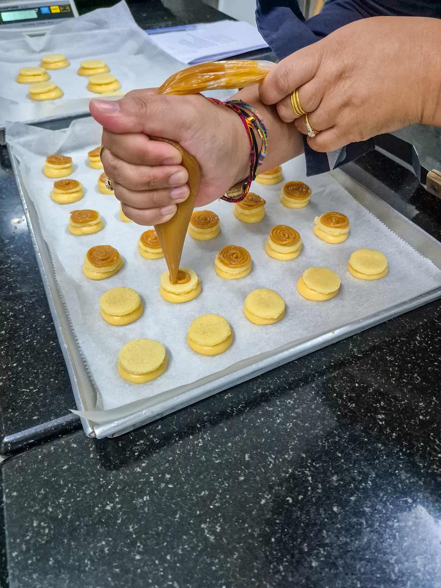 chefchopcooking's tweet image. จัดไป 3 workshop class เบาๆ เชฟขอขอบคุณนักเรียน เดินทางไกลมาจากต่างจังหวัด เพื่อมาเรียนกับเชฟโดยเฉพาะ🙏

ของเราจะเป็นคลาสไพรเวท ได้ลงมือทำเองทุกขั้นตอน เหมาะสำหรับคนที่อยากทำเป็นจริงๆ
สอนทั้งวิธีการเลือกใช้วัตถุดิบ เทคนิคทำเค้กให้ถูกวิธี และได้เค้กแสนอร่อยกลับบ้าน😁