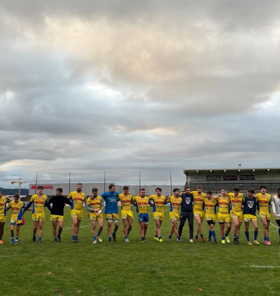 CAPontarlier's tweet image. 🏉 Quatrième victoire des Jaune et Bleu à Paul-Robbe ! Un beau succès des Pontalissiens dans un match équilibré et serré face à de redoutables Colmariens ! La 2e place est confortée ! 🫡

CA Pontarlier 1️⃣5️⃣-0️⃣8️⃣ Colmar RC

#Rugby #Federale3 #Fed3