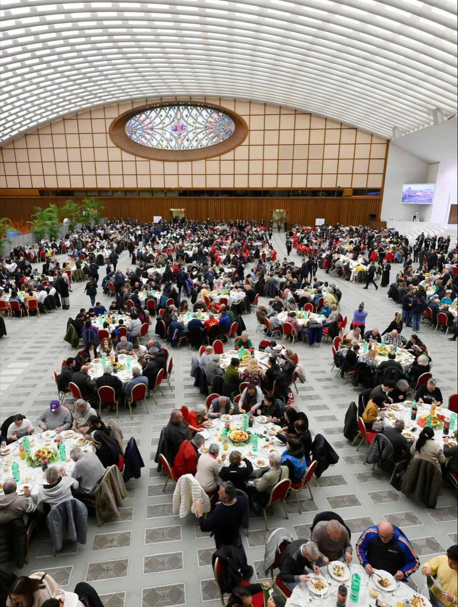 web_pastor's tweet image. 🥲🇻🇦Estoy muy conmovido...

Este domingo 16 de noviembre el Papa abrió las puertas del Vaticano a los pobres... pero luego se puso a comer en medio de ellos... Me hace pensar que no basta dar, hay que darSe