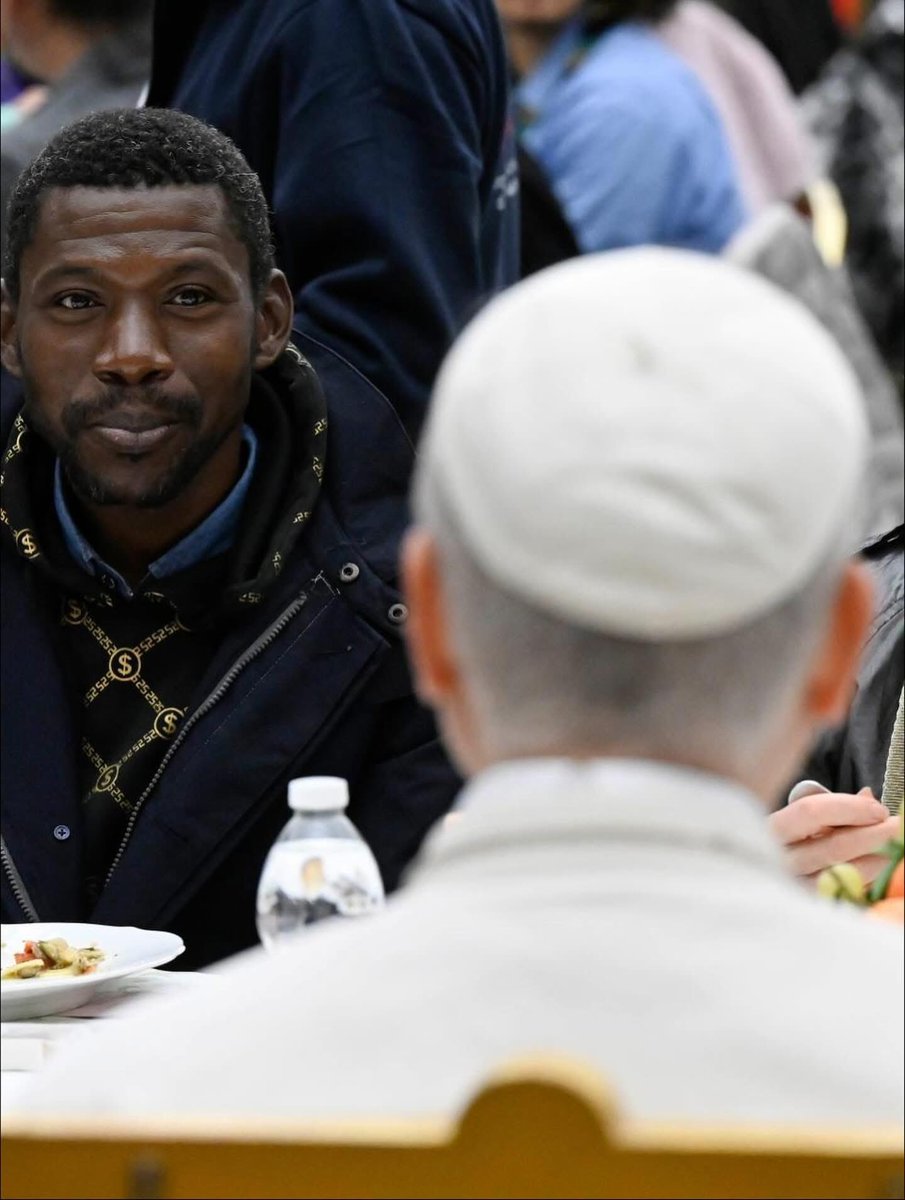 web_pastor's tweet image. 🥲🇻🇦Estoy muy conmovido...

Este domingo 16 de noviembre el Papa abrió las puertas del Vaticano a los pobres... pero luego se puso a comer en medio de ellos... Me hace pensar que no basta dar, hay que darSe