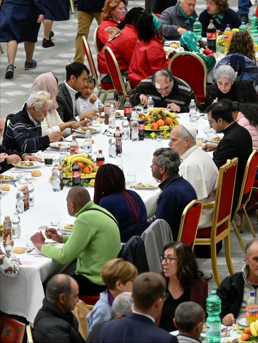 web_pastor's tweet image. 🥲🇻🇦Estoy muy conmovido...

Este domingo 16 de noviembre el Papa abrió las puertas del Vaticano a los pobres... pero luego se puso a comer en medio de ellos... Me hace pensar que no basta dar, hay que darSe