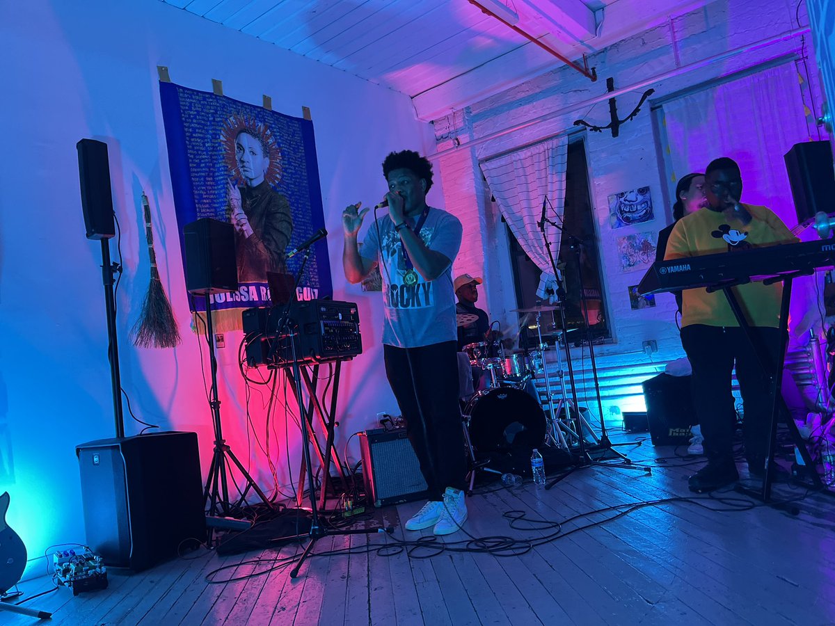 descendent__'s tweet photo. "Great things start in little rooms." - Andre 3000
We prioritized impact over numbers at the #FridayFinishLine Concert w/ @DurieuxMusic & @ayanna_sings. Intimate connection is everything.
S/O to my band Justin, Takashi, Basil for turning the show into a fan-making machine! https://t.co/yDlwf5py5W