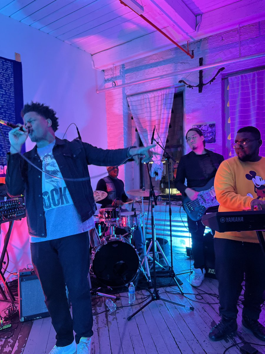 descendent__'s tweet photo. "Great things start in little rooms." - Andre 3000
We prioritized impact over numbers at the #FridayFinishLine Concert w/ @DurieuxMusic & @ayanna_sings. Intimate connection is everything.
S/O to my band Justin, Takashi, Basil for turning the show into a fan-making machine! https://t.co/yDlwf5py5W
