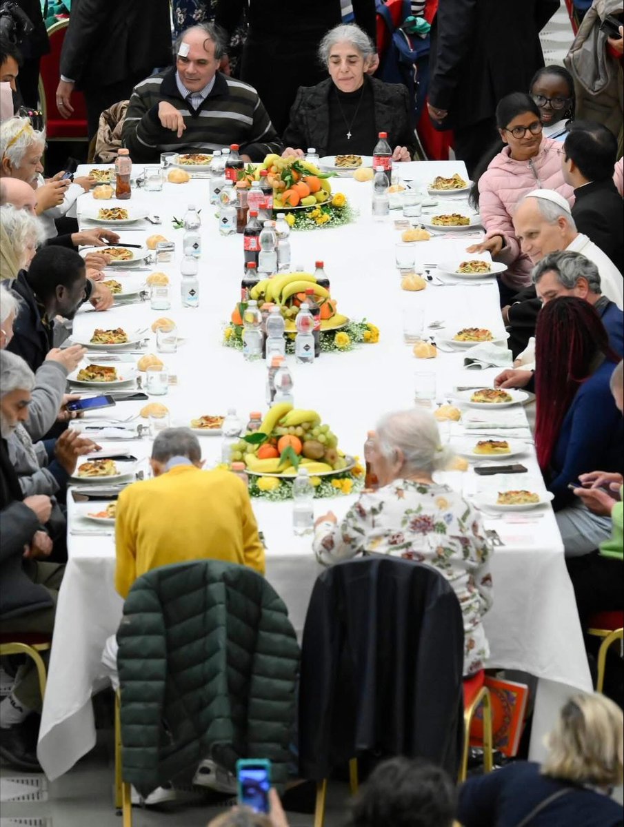web_pastor's tweet image. 🥲🇻🇦Estoy muy conmovido...

Este domingo 16 de noviembre el Papa abrió las puertas del Vaticano a los pobres... pero luego se puso a comer en medio de ellos... Me hace pensar que no basta dar, hay que darSe