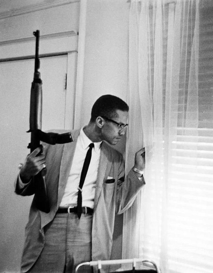 Bıçağı size dokuz santim saplayanın, bıçağı altı santim geri çekmesi bir lütuf değildir.

— Malcolm X