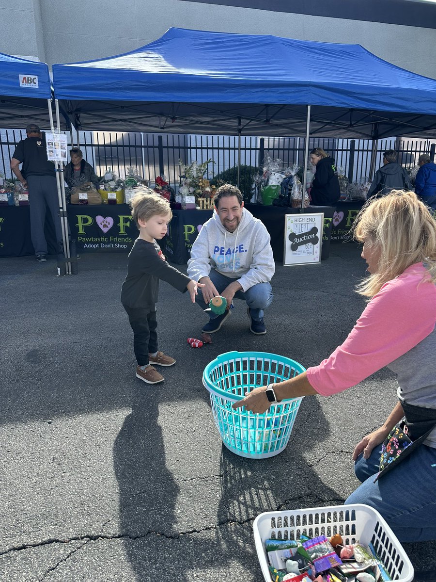 Joined <a href="/PawtasticF/">PawtasticFriends</a>’s Hope for the Holidays event. Pawtastic Friends provides training and enrichment to homeless dogs throughout southern Nevada; they’re a wonderful partner to a variety of shelter and rescue groups.