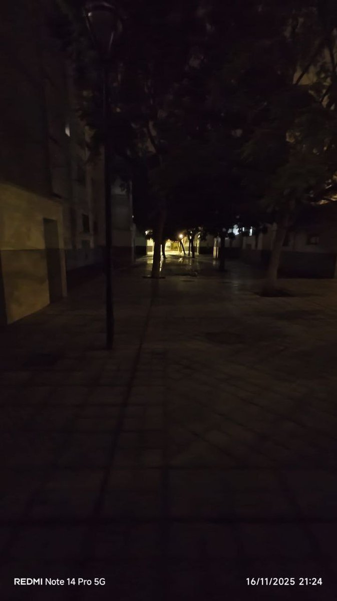 Tercera noche a oscuras en la Barriada de la Paz.

Cádiz, la única ciudad de España que gasta más en luces de Navidad que en alumbrado ordinario.