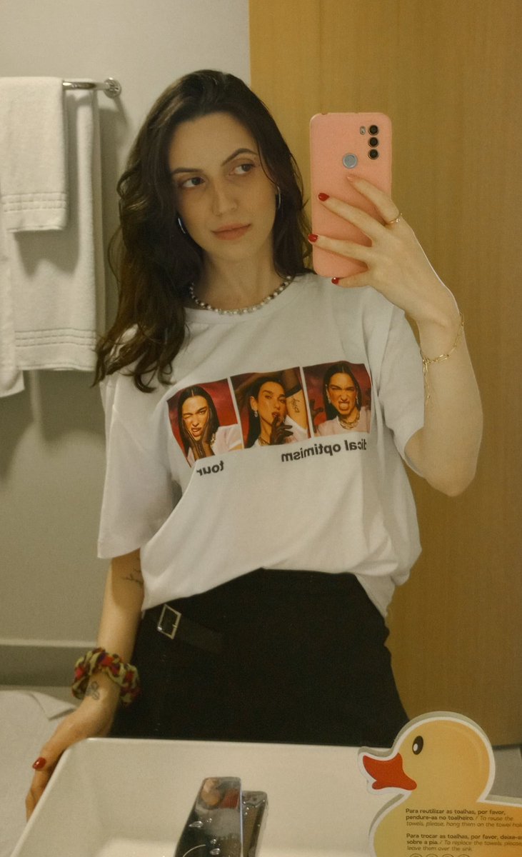 guamprsi's tweet photo. e a Dua Lipa que foi no show da minha namorada? https://t.co/7Ti6FXn51a