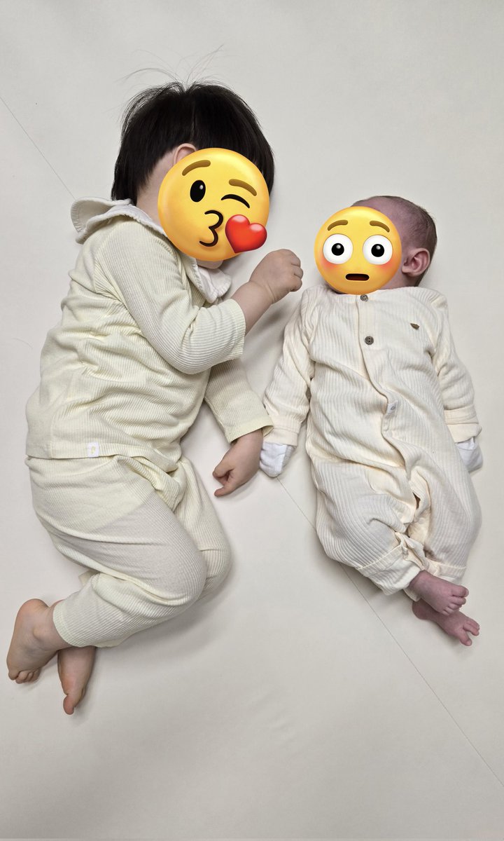 nm0511y's tweet photo. 旦那に息子が目ぱっちりで起きたから助けてって起こされて、娘のとこ戻ったら起きて授乳して寝かしてでもうこんな時間🥲🥲 https://t.co/3167QO1qfH