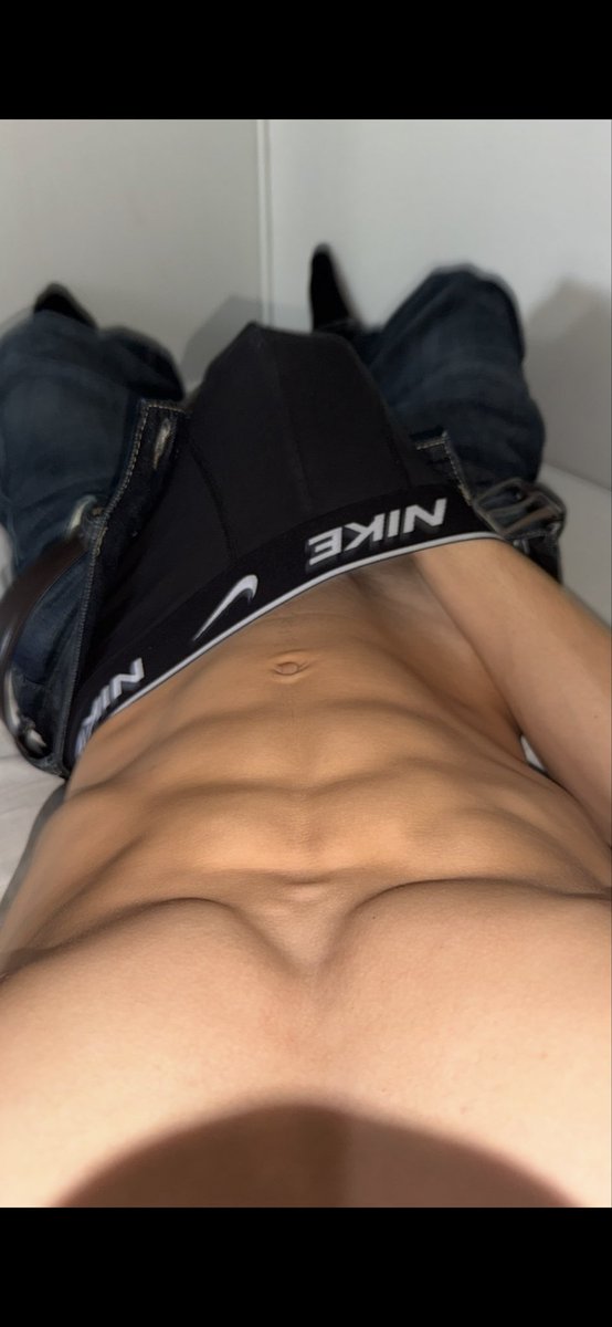 Lazy sundays in bed 

#muscle #bed  #nikeunderwear