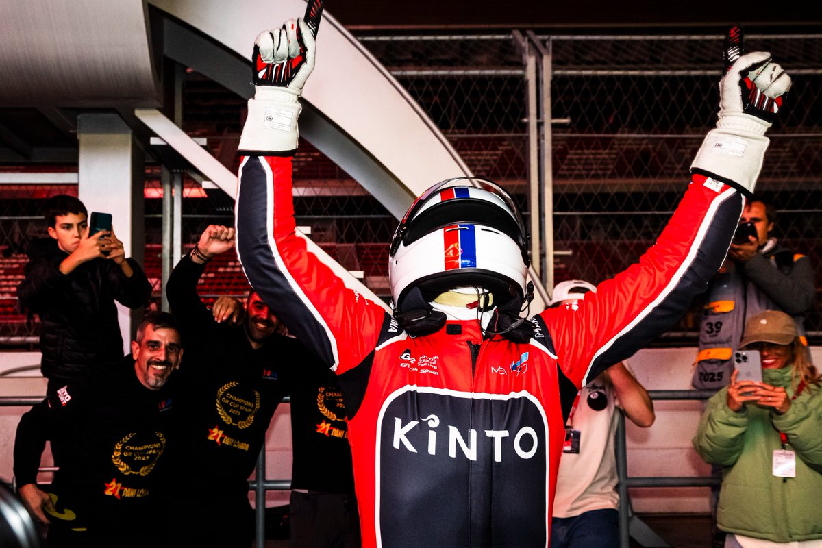 TGR_Spain's tweet image. 🍾 Hoy sí se puede decir que hemos vivido una &quot;noche inolvidable&quot;. La #GRCupSpain cierra el capítulo de 2025 con una de sus ceremonias de podio más especiales. 🥇🥈🥉

#ToyotaGAZOORacing #MSISpain #GR86CircuitPack