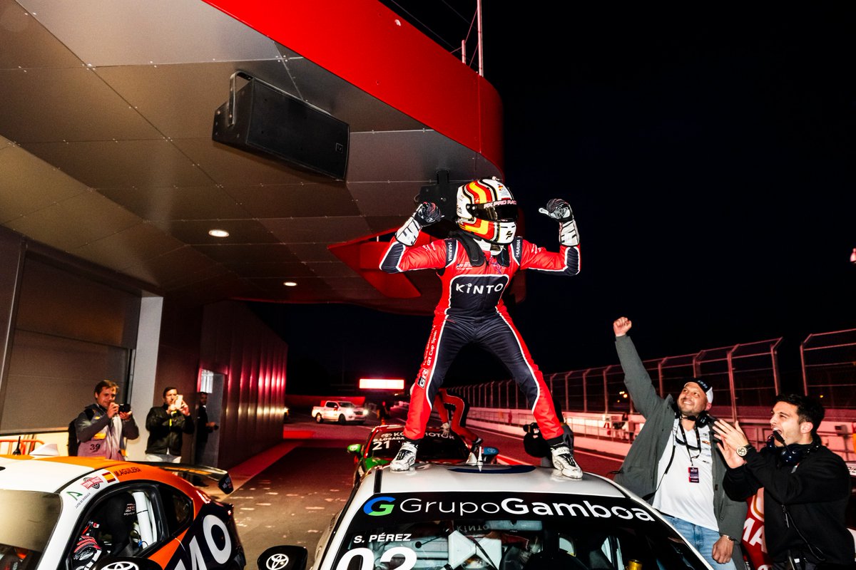 TGR_Spain's tweet image. 🍾 Hoy sí se puede decir que hemos vivido una &quot;noche inolvidable&quot;. La #GRCupSpain cierra el capítulo de 2025 con una de sus ceremonias de podio más especiales. 🥇🥈🥉

#ToyotaGAZOORacing #MSISpain #GR86CircuitPack