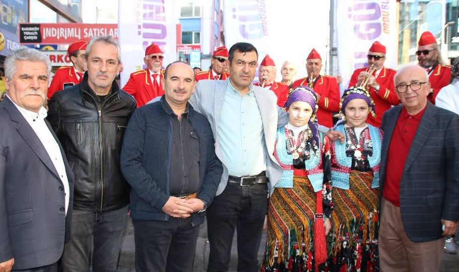 hayrikose's tweet photo. 14. Ordu Günleri öncesi Bakırköy’de coşkulu bir basın lansmanı yapıldı. Ordu’nun kültürü, halk oyunları ve bando gösterileri büyük ilgi gördü. Fındık ve çeşitli hediyeler dağıtıldı. Ordu Karşılamasıyla meydan adeta şenlendi. @_ORDEF @Akparti https://t.co/0H9wHbZTT3