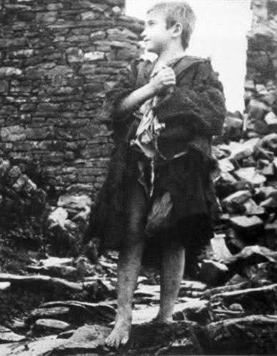 «Ρωτούσε το γερο-παππού του, για να μάθει σαν τι πράμα να ήταν αυτό, «ο πόλεμος».
Εκείνος του αποκρινόταν:

-Θυμάσαι τότε που έπεσε πολύ νερό και πήρε τα πρόβατά μας και τα έπνιξε και πήρε μαζί του
και ανθρώπους;

Ναι, το θυμόταν καλά.

-Έτσι είναι ο πόλεμος. Κάθε τόσα χρόνια