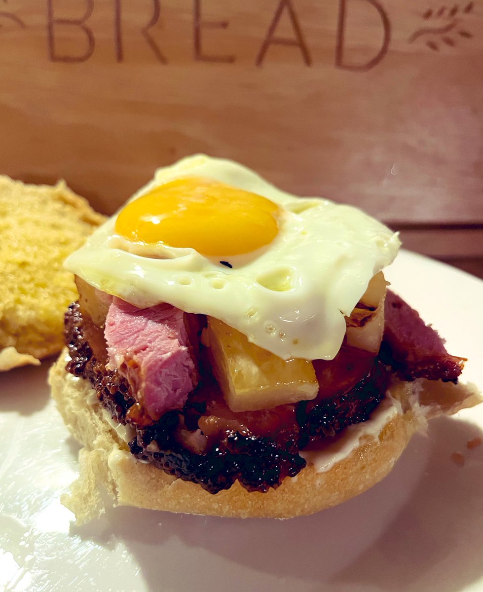 Not to big myself up, but this was bloody good! 

Slow cooker Christmas ham sliced, homemade sandwich rolls, homemade mayo, homemade butter, grilled pineapple chunks and a runny fried egg 

Why does it have to be Monday tomorrow? 😭🤦‍♀️
