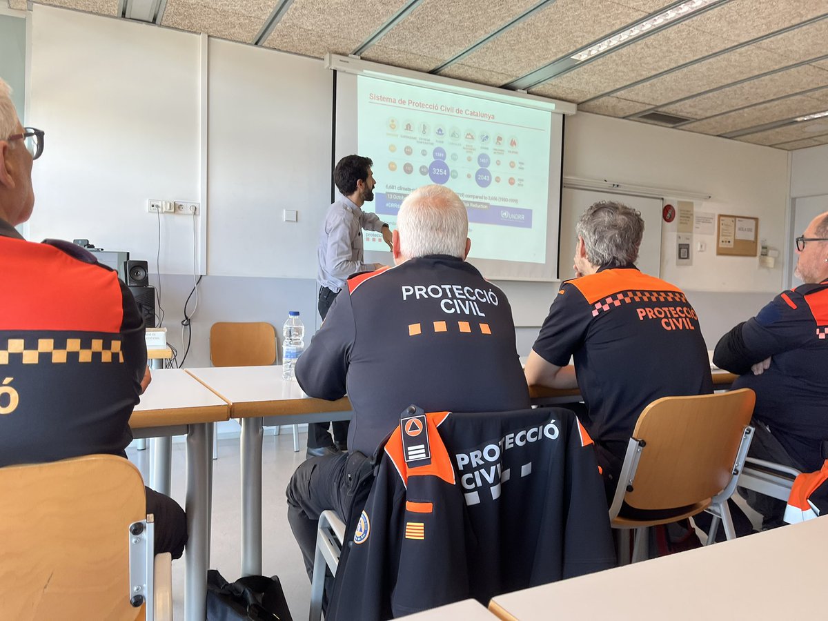 AdrianencaPC's tweet image. Semana intensa en acción:
✅ Formación para nuestros mayores en La Mina y Via Trajana
✅ Nuestro jefe de unidad en el ISPC
✅ Práctica y teoría de motosierra
🔍Además localización hidrantes
¡Compromiso y preparación siempre al servicio de la comunidad! 💪 @AjSantAdria