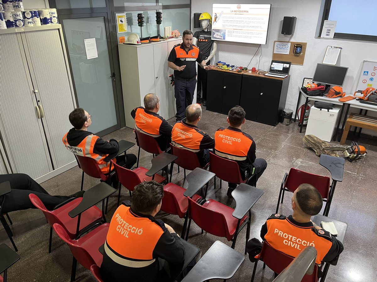 AdrianencaPC's tweet image. Semana intensa en acción:
✅ Formación para nuestros mayores en La Mina y Via Trajana
✅ Nuestro jefe de unidad en el ISPC
✅ Práctica y teoría de motosierra
🔍Además localización hidrantes
¡Compromiso y preparación siempre al servicio de la comunidad! 💪 @AjSantAdria