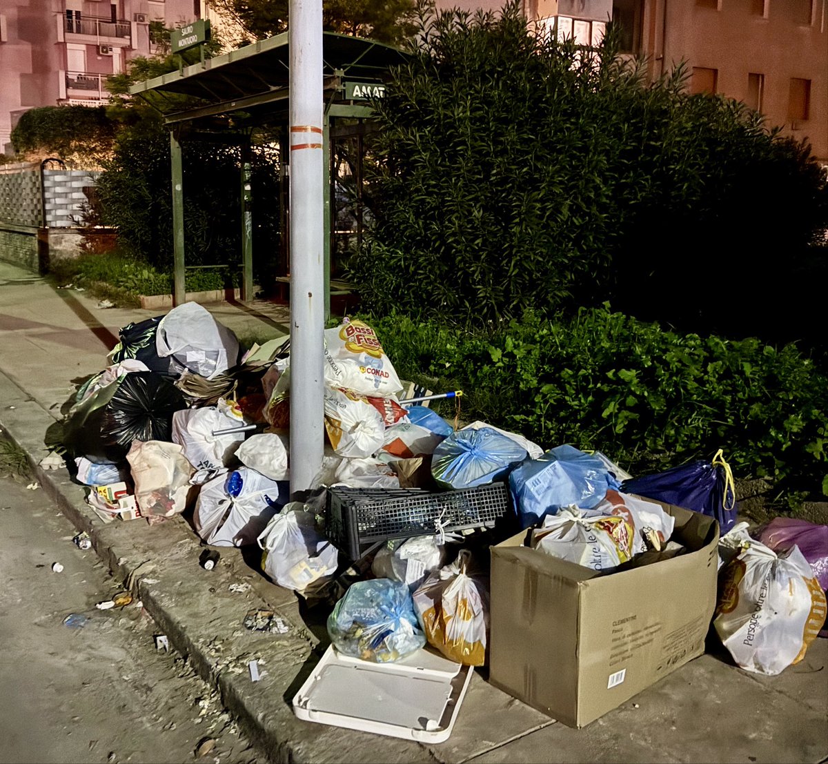 Fabritwitt's tweet photo. Fermata AMAT Sauro-Montuoro (via Nazario Sauro, Palermo): da oltre dieci anni subiamo questo scempio, frutto dell’inciviltà e dell’inefficienza degli amministratori attuali e precedenti.  Un tempo lì c’era un cassonetto, poi è stato tolto ed ecco il risultato @robertolagalla https://t.co/31oPDvIPDU