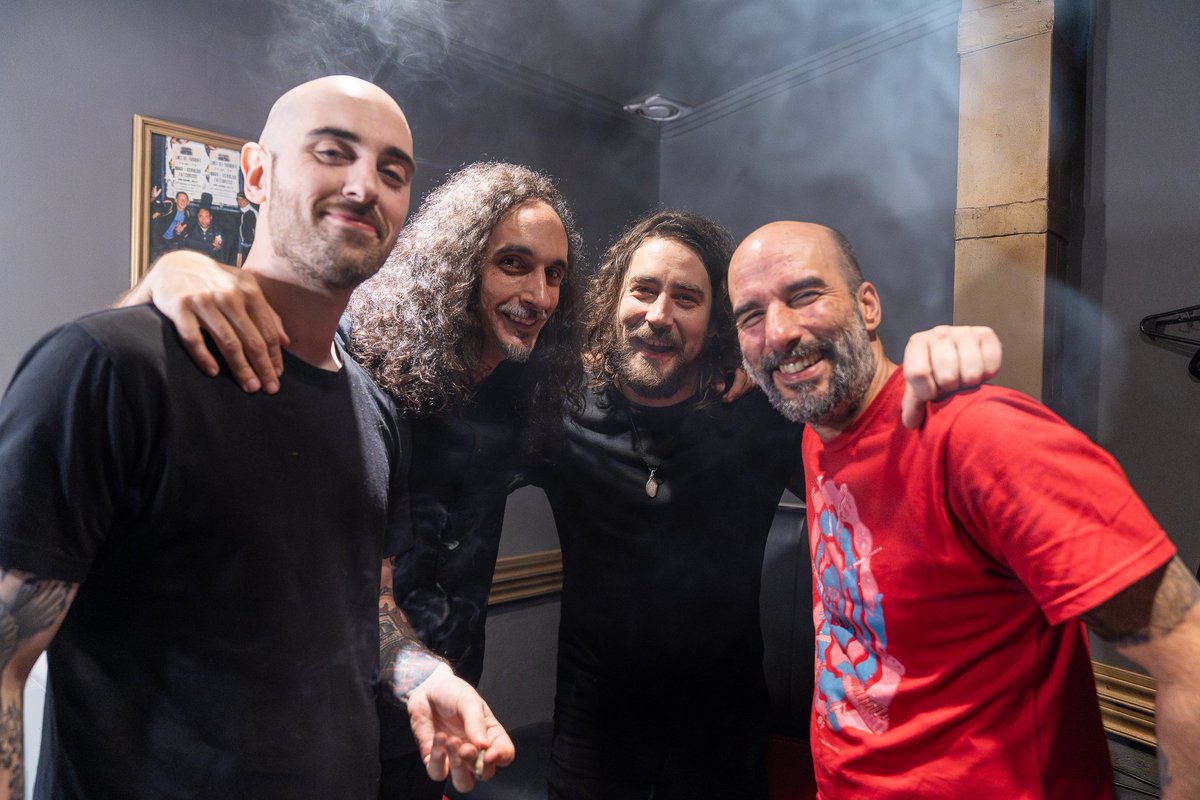 Días decisivos porque entramos en la recta final del 2025 alternando entre la celebración por el 25° aniversario de Poseidótica y los festejos por los 20 años de nuestro álbum debut "Intramundo" con 5 fechas alrededor de Argentina
linktr.ee/poseidotica