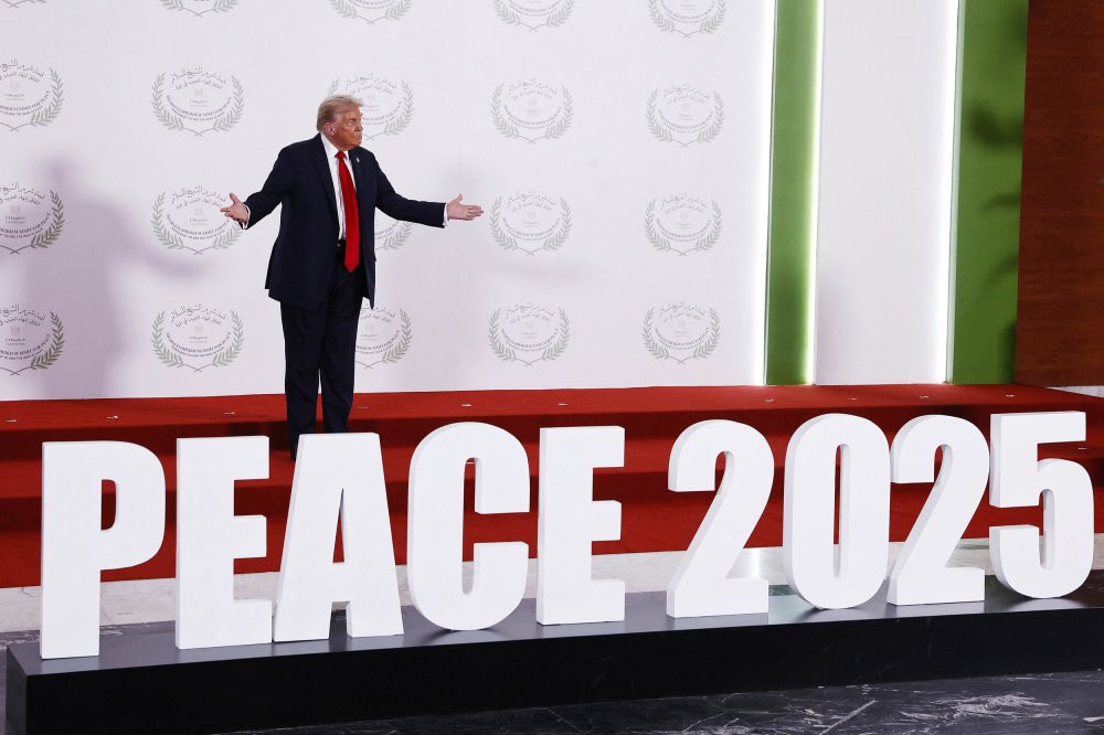 DropSiteNews's tweet image. 🔴 NEW: Netanyahu Digs In, Undercutting U.S. Effort to Move Gaza Plan Forward

Netanyahu opened his cabinet meeting today with standard election-year posturing, then moved straight into drawing hard red lines that collide with the U.S. plan Washington is trying to push through…