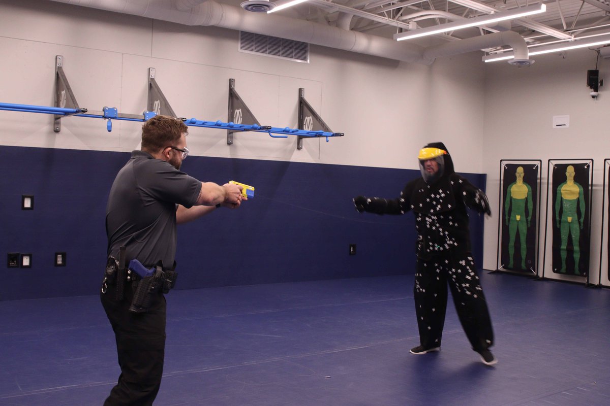 siouxfallspd's tweet image. Highlights of week 3 of recruit training included Emergency Vehicle Operation and Taser training. Recruits spent time learning proper emergency vehicle driving, both high speed and precision driving, as well as experiencing Taser effects. /713