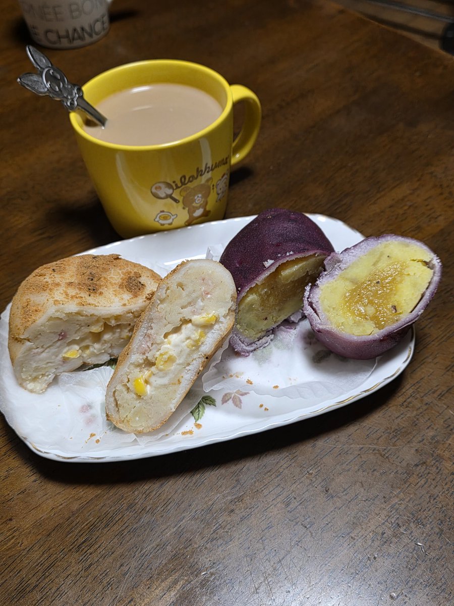 yvfNrK9ytYT9qI7's tweet image. おはようございます(*´▽｀*)ﾉ))
土曜日のお昼前にココスに行って色々テンパることがありまして💦
飲み物飲まずに食べてました💦
なので帰る途中に寄り道を💦
ブレッドプラスさんでアイスカフェオレ～(*^^*)
コグマパンとカムジャパンも一緒に(*^^*)
パン屋さんに飲み物目当てで行ったの初めてかも笑