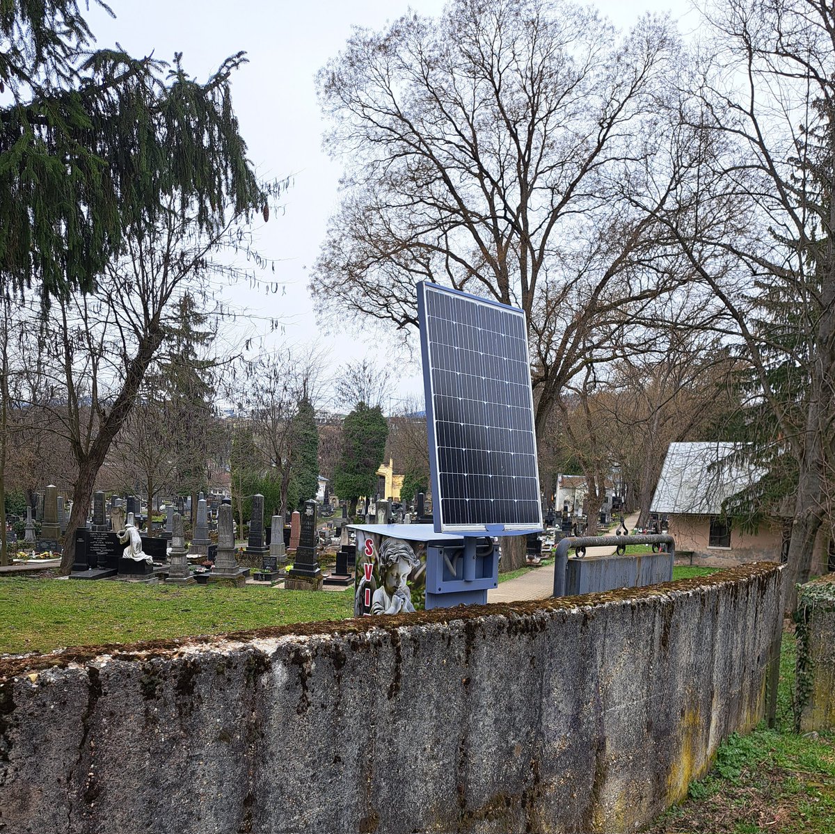 В Банской Бистрице видели автомат по продаже свечек на кладбище с питанием из головного офиса. Но тут пошли дальше, вчера где-то (в Темерине?) видели целую солнечную электростанцию вокруг кладбища