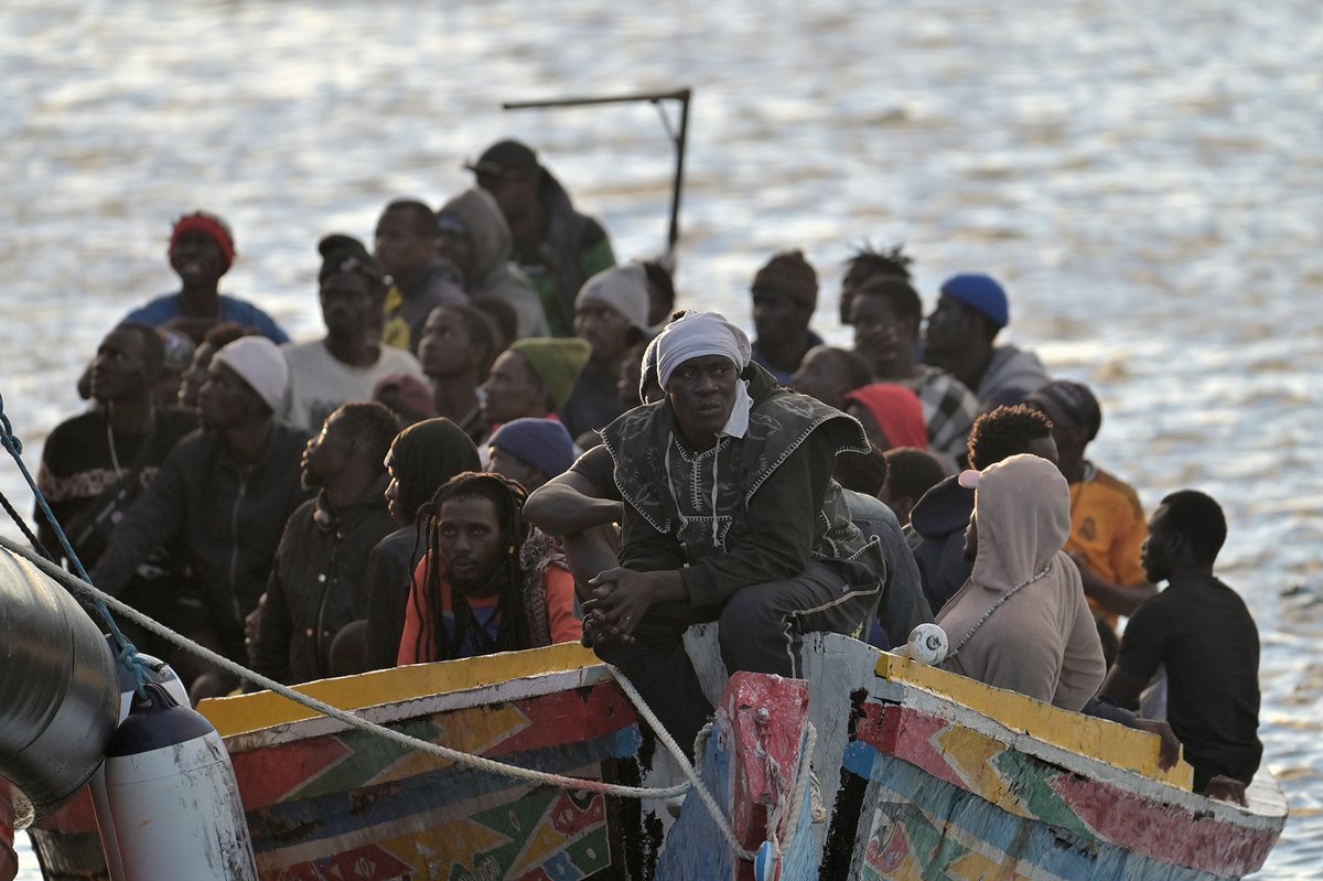 📡Salvamento Marítimo rescata a 242 personas a bordo de 2 cayucos en la tarde de hoy, en aguas próximas a #ElHierro

⭕️4 ocupantes de uno de los cayucos, intentaban llegar a tierra en 2 balsas tras quedase sin combustible en alta mar

👉gacetadelmeridiano.com👈