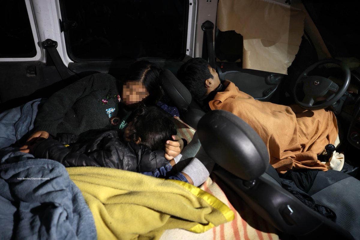 Llega un frente polar y en #Navarra hay muchas personas sin hogar, incluidas familias con menores, que duermen en la calle.

R., 9 años, y sus hermanos siguen pernoctando en una furgoneta prestada.
¿Tiene que morir alguien para que se reaccione?
diariodenavarra.es/noticias/navar…